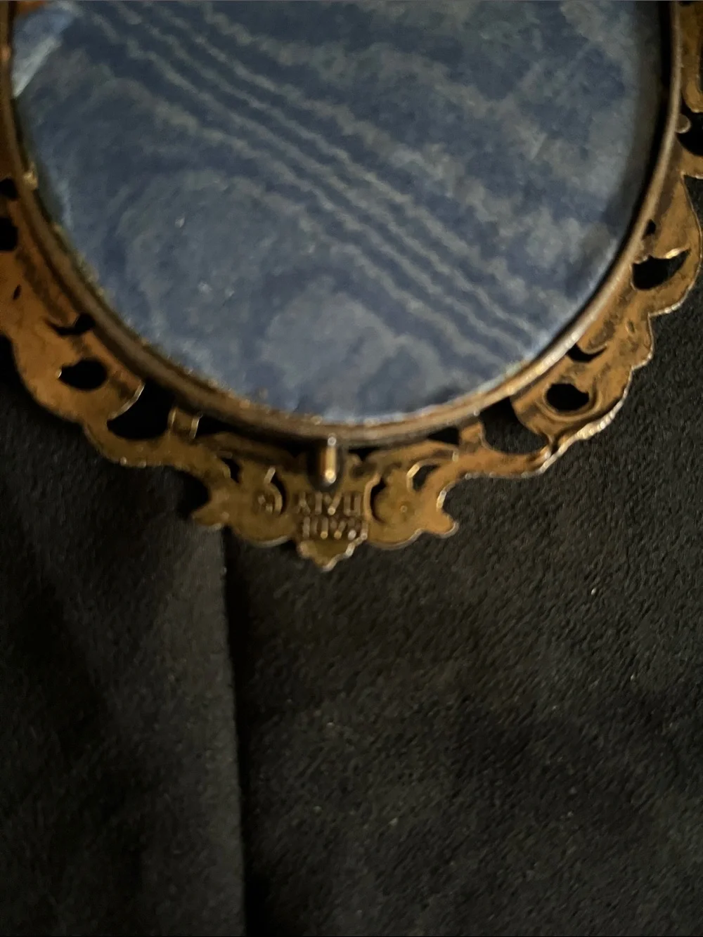 Ornate Vintage-Style Gold Oval Picture Frame
